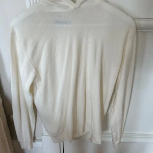 Vit hoodie från Oscar Jacobson - Säljer en stilren vit hoodie från Oscar Jacobson i mjukt material. Tröjan har långa ärmar och huva, perfekt för en avslappnad och clean look. Passar dig som gillar klassisk och enkel stil. Pris kan diskuteras vid snabbaffät, den använd 1-2 gånger max 