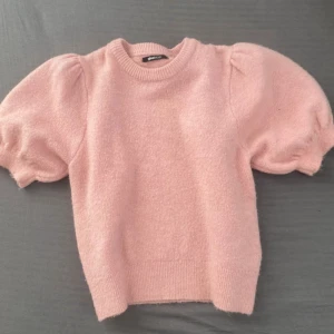Ljusrosa stickad tröja med puffärmar - Från Gina tricot 