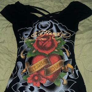  Ed Hardy Topp - Säljer en svart Ed Hardy topp med rhinestones i olika färger! Inga defekter. Skriv gärna vid ytterligare frågor!💘