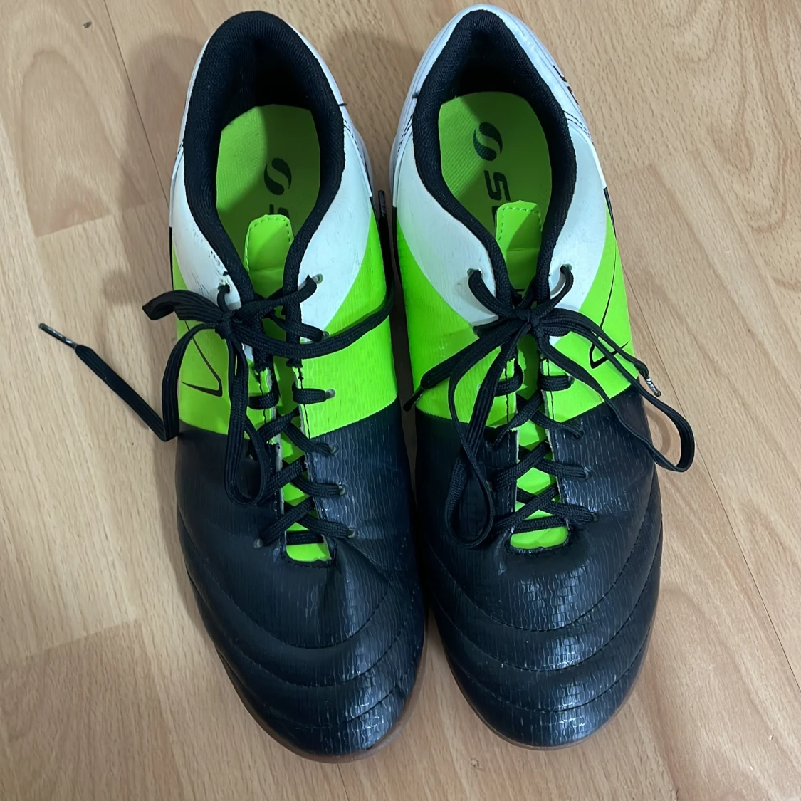 Säljer inomhusfotbollsskor från SOC - 1