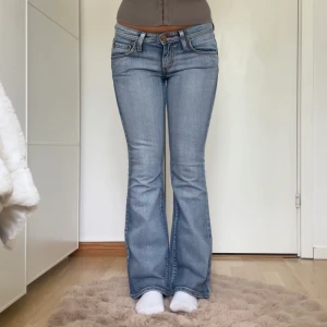 Ljusblå bootcut jeans - Superfina lågmidjade jeans från Levi’s! Midjemått tvärsöver: 37cm Innerbenslängd: 75cm Jag är 161cm för referens!💓