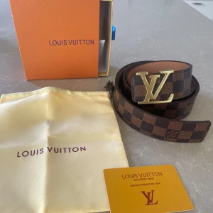 Helt nytt märkes bälte  - Sprillans nytt märkes bälte med tillbehör och ett guldigt lyxigt spänne för endast 500kr