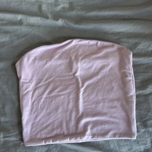 Ljuslila tubtopp i bomull - En enkel och mjuk ljuslila tubtopp i bomull. Jag tror den kommer från bikbok. Den har en silikon kant upptill så den inte ska åka ner.