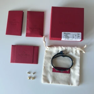 Valentino armband  - Säljer detta jättesnygga valentino armbandet i mörkblå färg! Armandet är i mycket bra skick jag skulle säga 8/9-10. Enda defekten är att den har gått upp lite (se bild 4) men det är ingen man märker av och det går att limma superenkelt. Allt og följer med! Kom privat för flera frågor. 