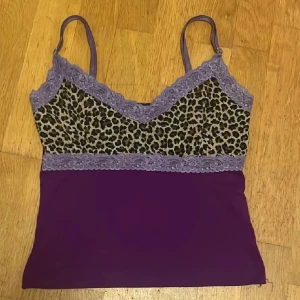 Leopard mönstrad topp - Säljer denna topp då den inte kommer till användning! Pris går att diskuteras! Kontakta vid frågor!❣️Den är endast använd 3 gånger, så absolut inget slitet man lägger märket till!