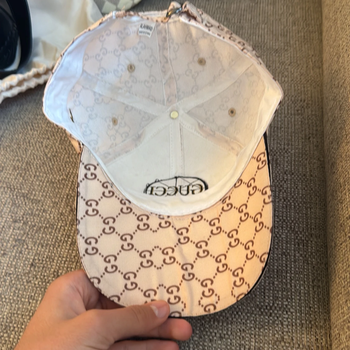 Beige keps med mönster - 1