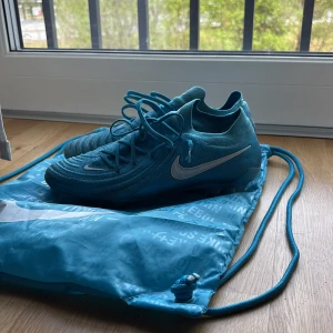 Nike phantom elite - Säljer mina Nike phantom pågrund utav att det var lite för små. Dem är använda i cirka 1 vecka och är då i fortfarande i väldigt bra kvalitet. Jag börjar me att sätt priset på 1300 men det är bara och höra av sig vid frågor och prutning. Ny pris är ca 3200