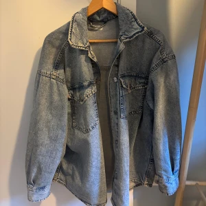Oversized jeansjacka i ljusblå denim - Oversized Jeans skjorta från Gina  säljs pga att den inte kommer till användning.🌸