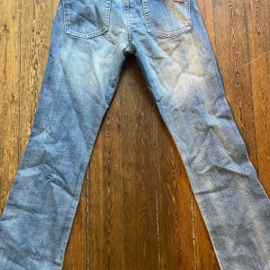 lågmidjade utsvängda jeans  - superbra skick, lågmidjade, utsvängda y2k 2000s runt xxs-xs