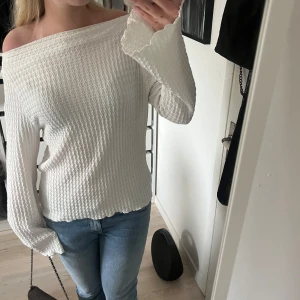 Vit offshoulder stickad tröja - En superfin vit tröja med offshoulder-design!! Säljer då jag har för många🤍🤍🫶🫶