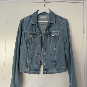 Denim jacka - Denim jacka som inte kommit till användning.