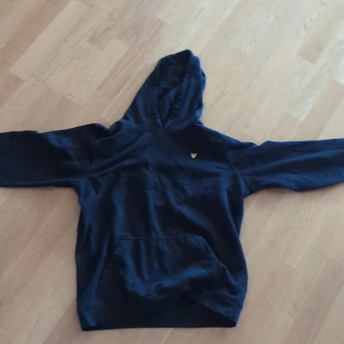 Svart hoodie från Lyle & Scott