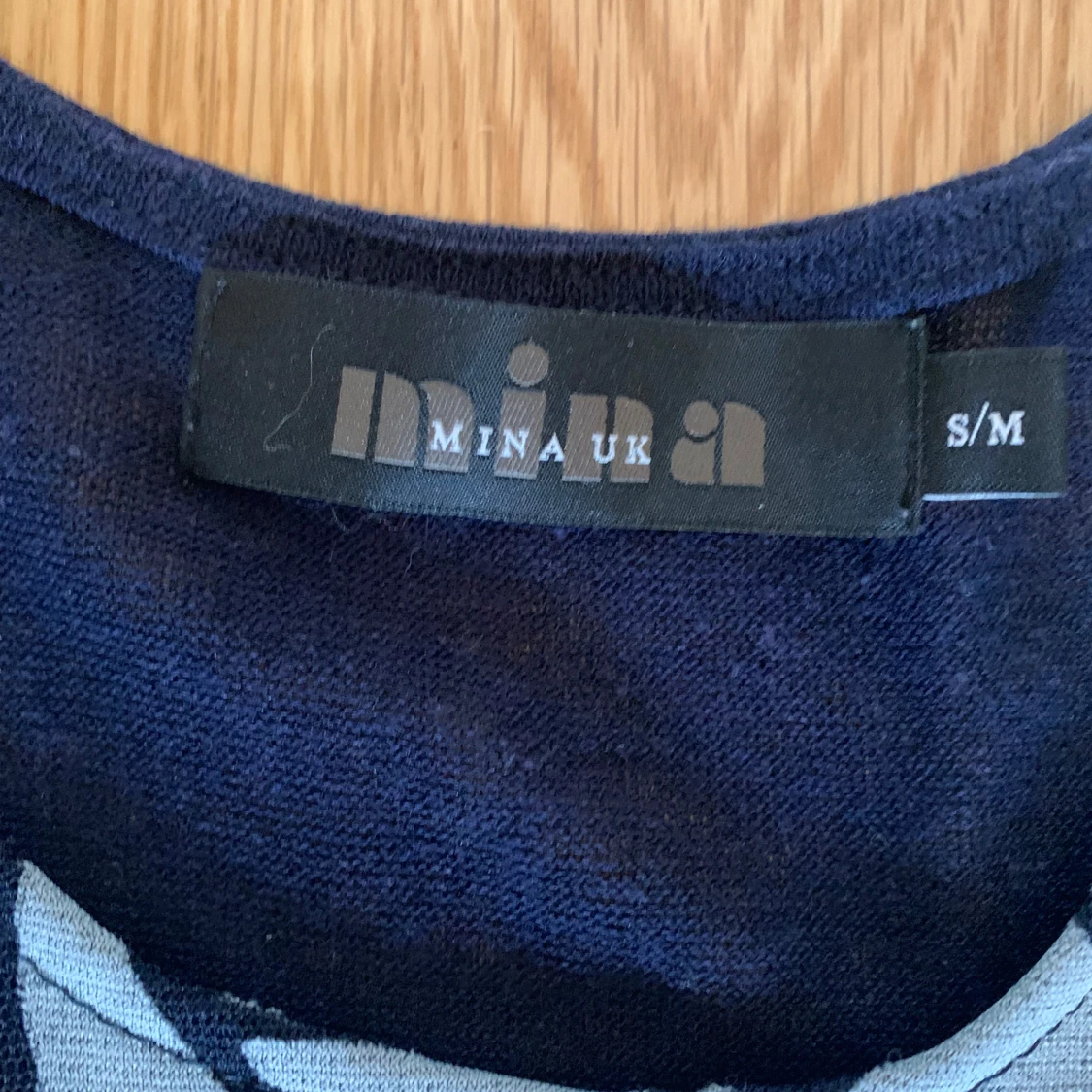 Mörkblå klänning med stora blommor från Mina UK - 1