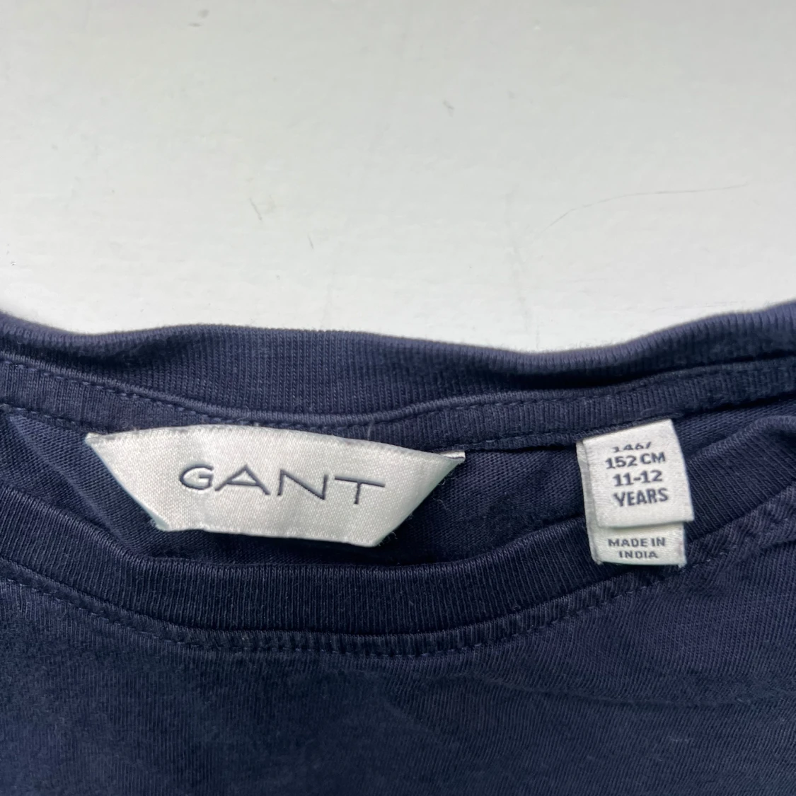 Mörkblå t-shirt från GANT med broderad logga - 2