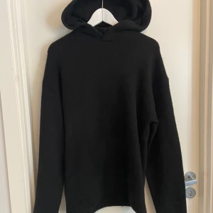 Svart hoodie från Jack & Jones - Säljer en svart hoodie från Jack & Jones Originals i storlek M.Tröjan har lång ärm, huva och är tillverkad i mjukt material med återvunnen polyester. Oanvänd! (Prislapp sitter kvar)