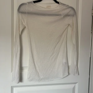 Vit långärmad tröja från Intimissimi med kashmir - Använd 1 gång. Säljer då jag fått två likadana och tappat bort kvittot. 🤍Superskön och tunn vit långärmad tröja från Intimissimi i en mjuk blandning med kashmir. Sitter tight och är perfekt som basplagg eller under tröjor. Enkel och stilren design utan mönster eller detaljer.