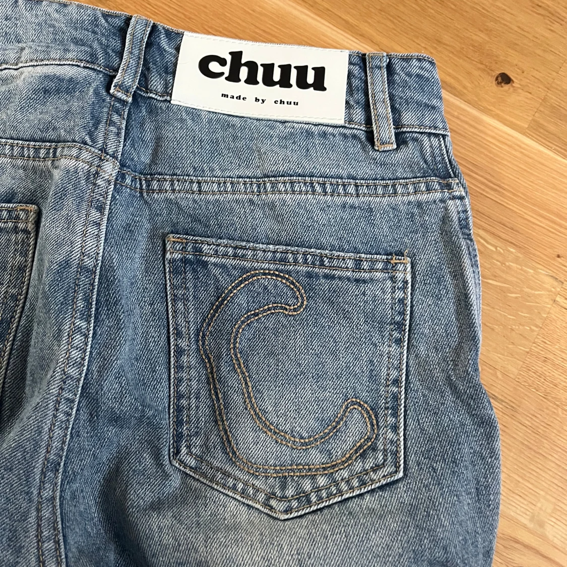 Blå jeans med volangdetaljer  - 4