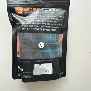 Svarta knästöd från BOER Sport - Svarta knästöd från BOER Sport med blå detaljer. Perfekta för fitness, träning och crossfit. Säljs i storlek L och ger bra skydd och stöd under intensiva pass eller om du har ont i knäna. 