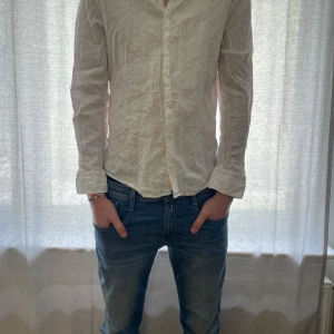 Vit linneskjorta från La Chemise - Säljer nu min pojkväns skjorta från La Chemise, modell Norrmalm då de är för små. Han är 195 cm och det är storlek 41 på skjortorna som motsvara ungefär storlek L. 