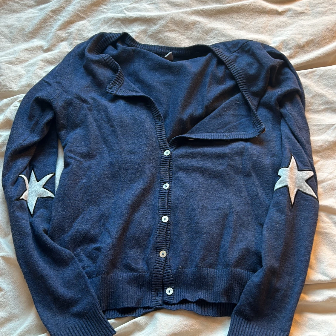 Mörkblå kofta med stjärndetaljer - 2