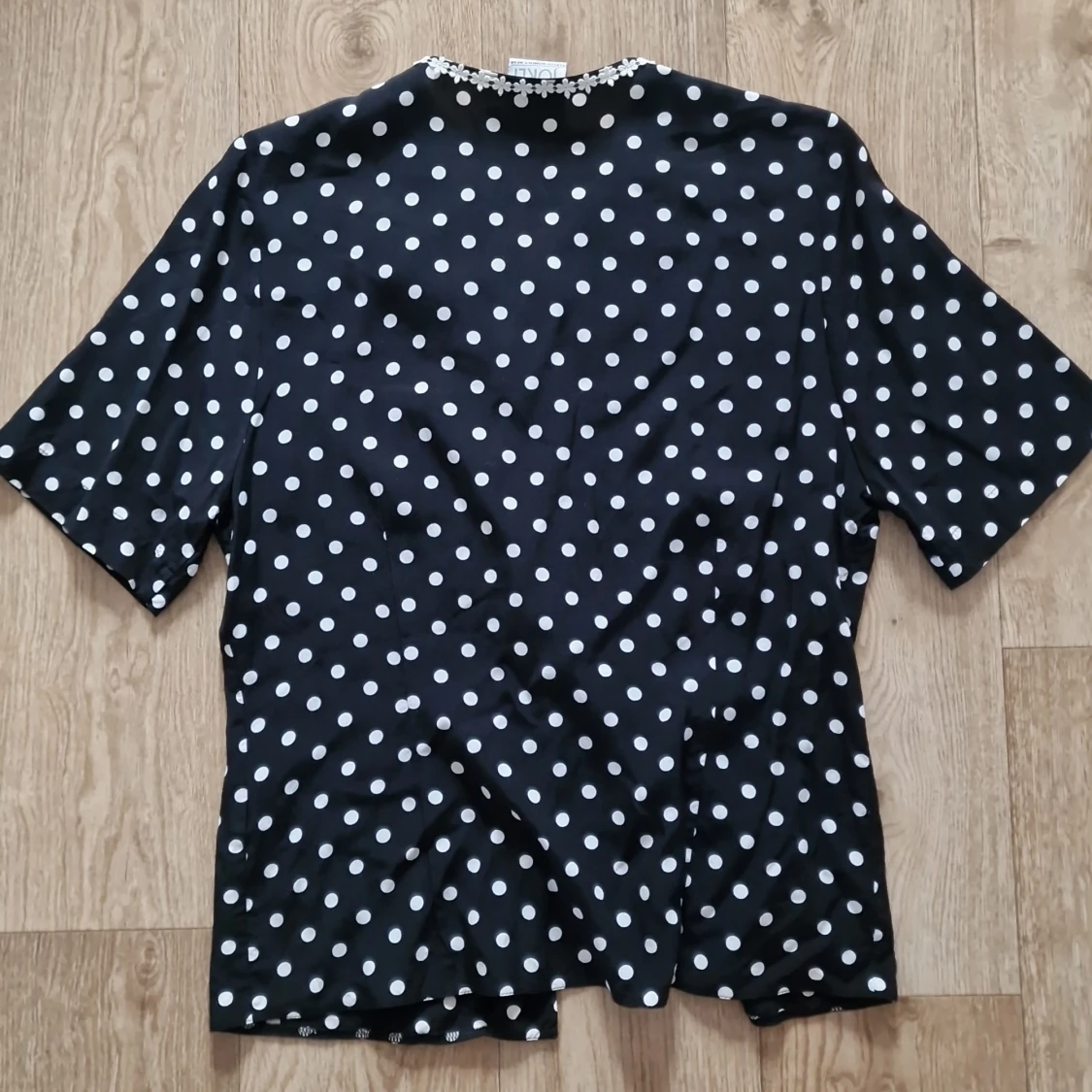 Svart blus med vita prickar  - 1