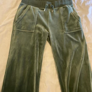 Olivgröna mjukisbyxor med fickor - Snygga olivgröna mjukisbyxor från juicy couture