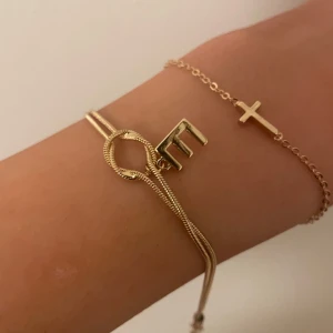 Guldarmband med ett E - Initialarmband, E