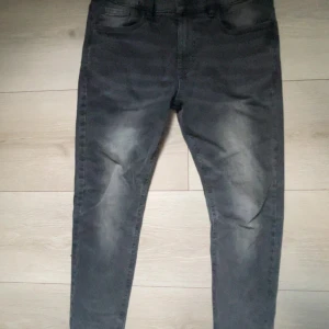 Svarta slim jeans - Säljer ett par sköna svarta jeans. Storlek w29 L28.