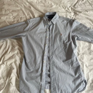 Ljusblå skjorta från Ralph Lauren - Klassisk ljusblå skjorta från Ralph Lauren. Bra skick och använd några fåtal gånger.