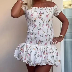 Trendig klänning h&m - Superfin klänning från h&m! Säljer då den inte kommer till användning! Storlek L men passar mellan s-l!! Helt slutsåld överallt❤️Jättesnygg nu till sommaren