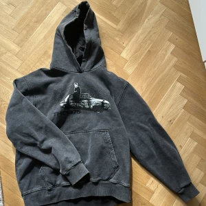 Mörkgrå hoodie med The 1975 tryck - Hoodie för alla kära The 1975-fans (OBS, still a fan, men använder ej denna). Storlek unisex men skulle säga att den är en Medium på mig! Ord. Pris: 600 kr, använd 1 gång. Säljes för: 300 kr