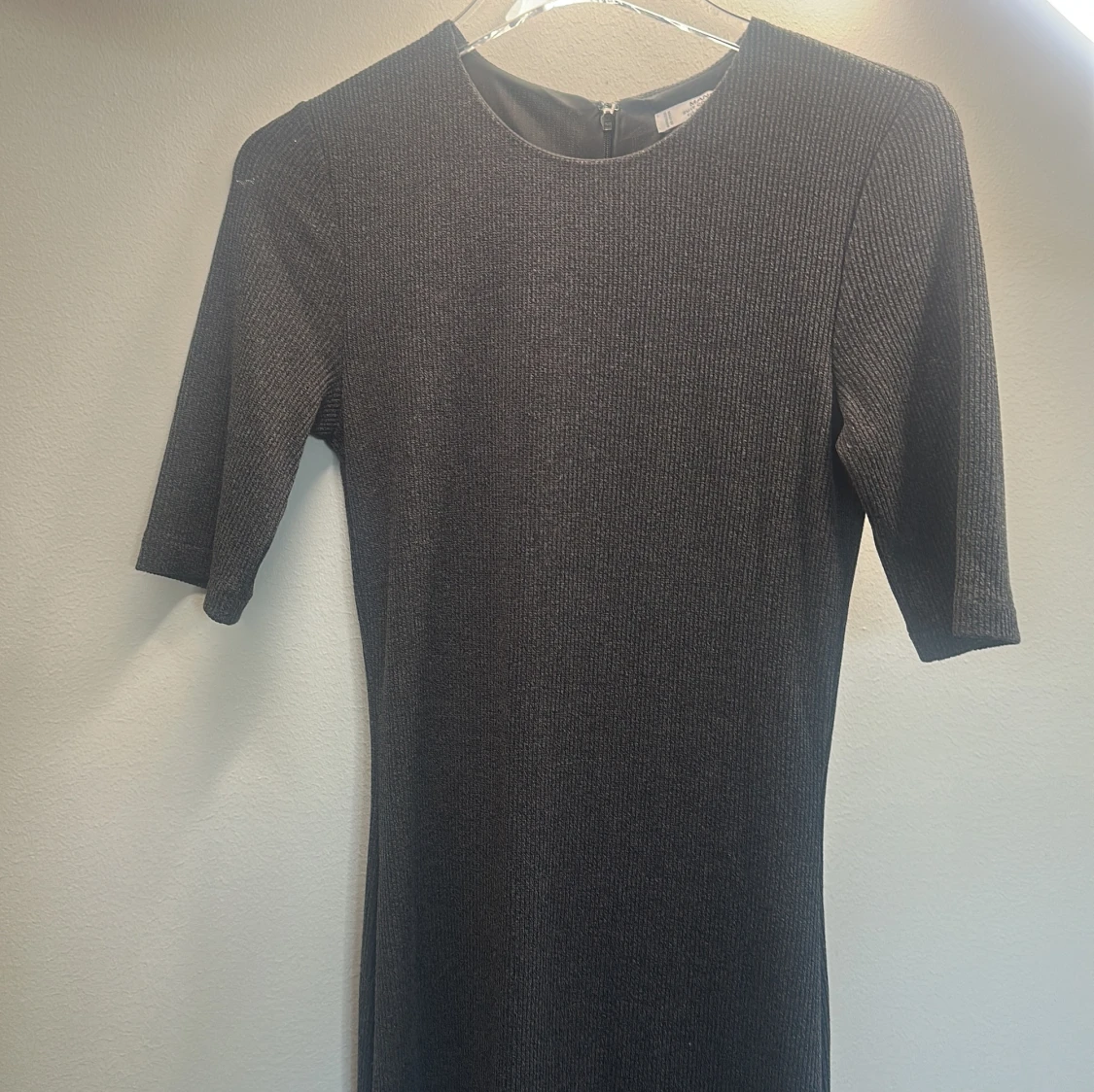 Mörkgrå ribbad långklänning