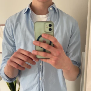 Ljusblå skjorta från J.Lindeberg - Säljer en stilren ljusblå skjorta från J.Lindeberg i storlek M. Skjortan har klassisk krage, knäppning framtill och långa ärmar. Perfekt för en clean och fräsch look.                nypris: 1400kr-1600kr.                                                           Hörr alltid av dig! Alla frågor är välkomnade!