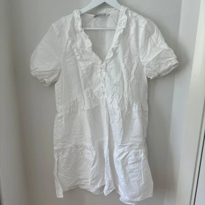 Vit klänning - Zara klänning, perfekt inför sommaren