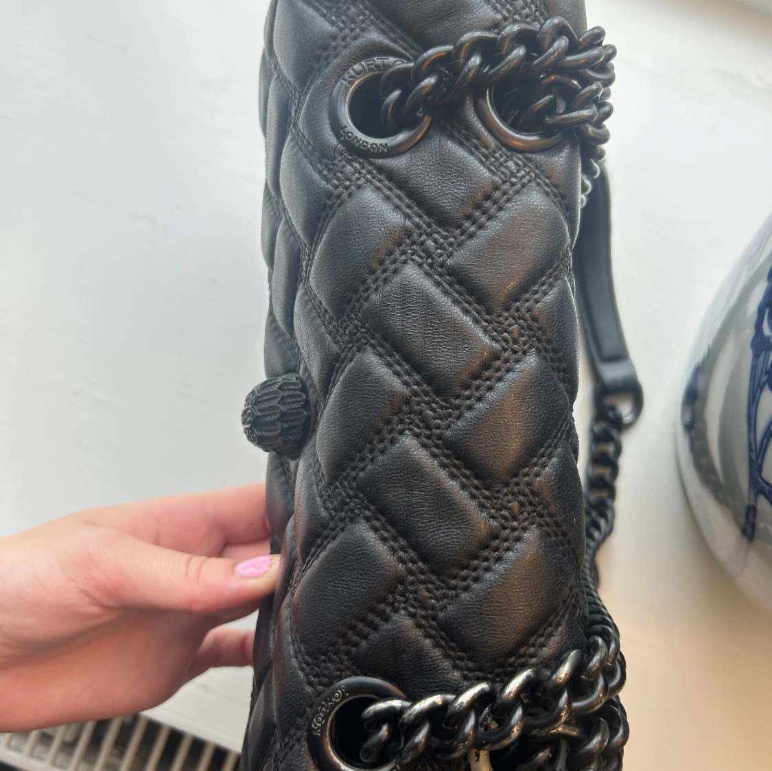 Svart quiltad axelväska från Kurt Geiger - 2