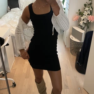 Klänning - fin basic klänning som går att styla på så många sätt och göra den uppklädd! Perfekt till hösten. Super skönt ribbat material, stretchig💕Säljer samma i vitt kolla in mitt konto✨