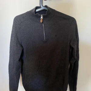 Morris zip-up tröja - Säljer min Morris zip-up tröja i ull då den krympte i tvätten. Var storlek M och är nu i storlek S. Använd 1 gång 