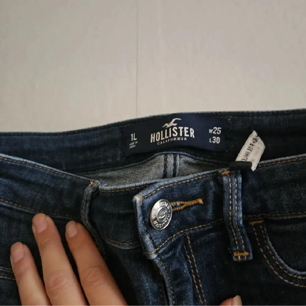 Snygga jeans i mörk höstig färg från hollister. Bra skick! Fullängd på mig som är 167 cm. Jeans & Byxor.