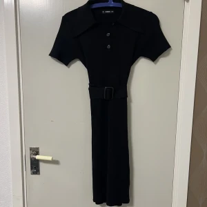 Tight klänning med bälte  - Både skön och tjock material, normal i storleken. Helt ny