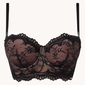 Hunkemöller longline bh - Formpressad longline bh i lila. "Helena" från Hunkemöllers Noir-sortiment. Helt ny och oanvänd. Lappar kvar. Nypris drygt 550.