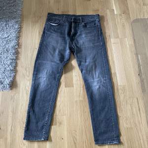 Ett par fräscha Levis jeans som har används ett par gånger. 