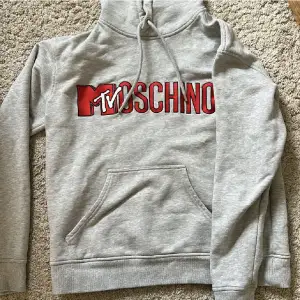 Super snygg hoodie från moschino x hm! ❤️