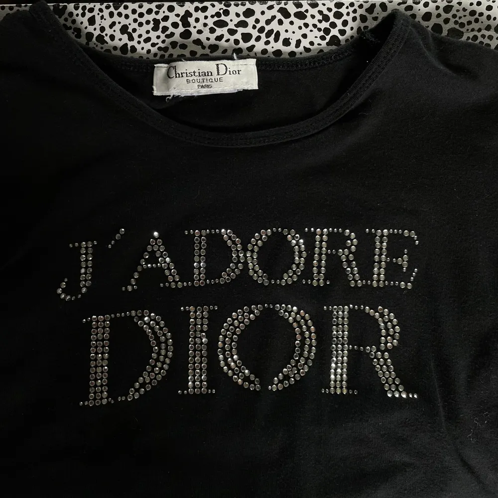 Christian Dior tshirt. Alla diamanter är kvar. Jag är storlek S för referens🌟. T-shirts.