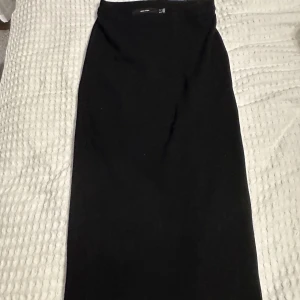 Kjol  - Vero Moda kjol som går över knäskålen på mig som är 168, Bara att höra av dig om du undrar något. Frakt ingår ej i priset