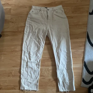 Jeans - Beiga jeans från Nelly. Köpte i nyskick från sellpy i och jag har endast testat dem! Storlek 44 200kr + frakt