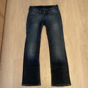 Säljer jättesnygg Lee byxor💖 - Säljer byxorna för at jag inte använder dom💕 Jag köpte dom på second händ butik. 