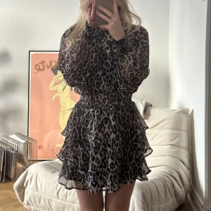 Klänning  - Superfin klänning med volang ⭐️