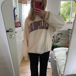 Vintage collegetröja  - Jättesnygg beige collegetröja💛💜🤎 Supersnygga färger och nästan oanvänd då den är för stor för mig :( Står storlek S men skulle säga att den passar som M, men vääääldigt mjuk☺️