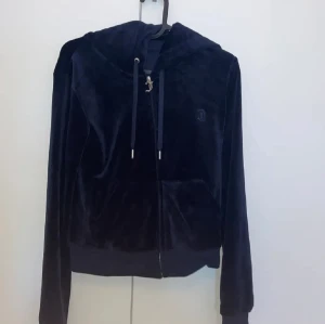 Juicy couture kofta - Denna kofta sälj pågrund av att den är för liten. Jag har aldrig använt den är eftersom jag beställde fel storlek. Köpt från Nelly.com för 1200 men säljs för 500. Priset går alltid att diskutera så det är bara att höra av sig!