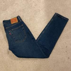 Ett par riktigt stilrena Levis 512 jeans i färgen mörkblå, skick 8/10